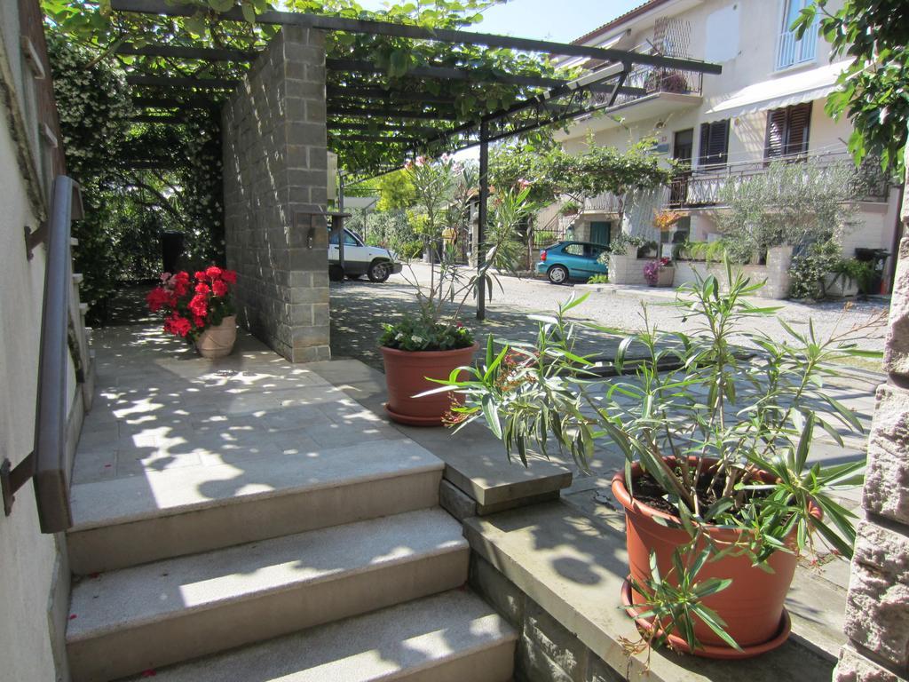 Guesthouse Leasol Lucija Esterno foto